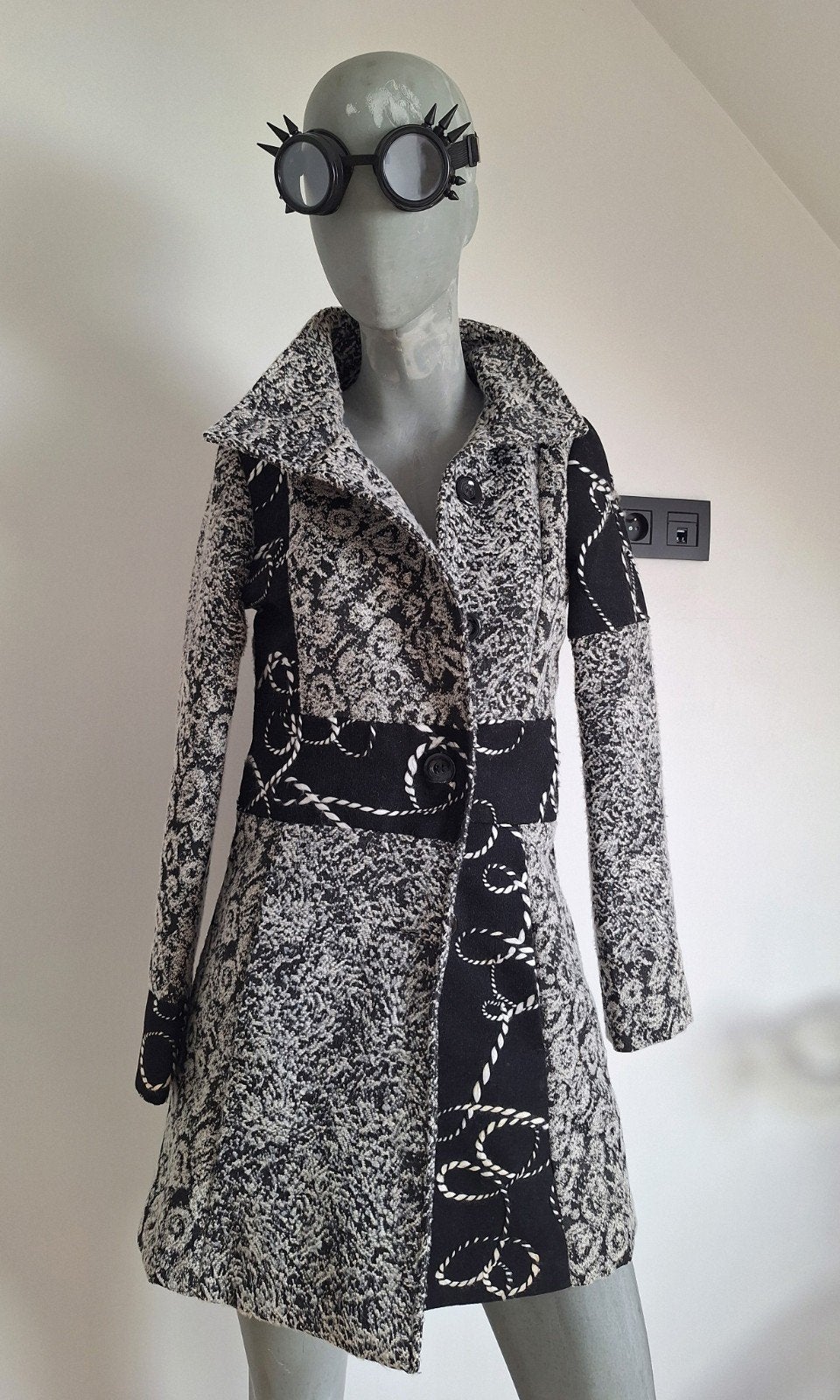 Nieuwe jas. Ticket hangt er nog aan., Ophalen, Maat 36 (S)