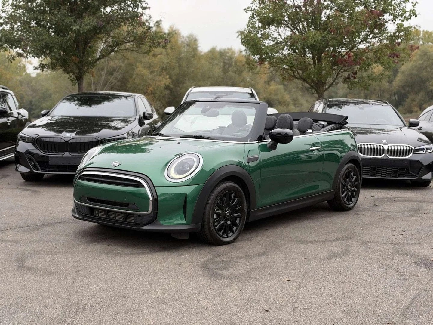 MINI Cabrio Cooper AUTOMAAT // CAMERA / CARPLAY / VERW ZETEL, Gebruikt, Cabriolet, 136 pk, Bedrijf