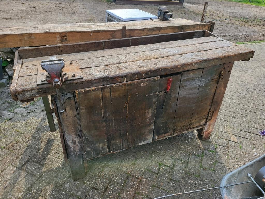 Oude werkbank, Enlèvement, Étau