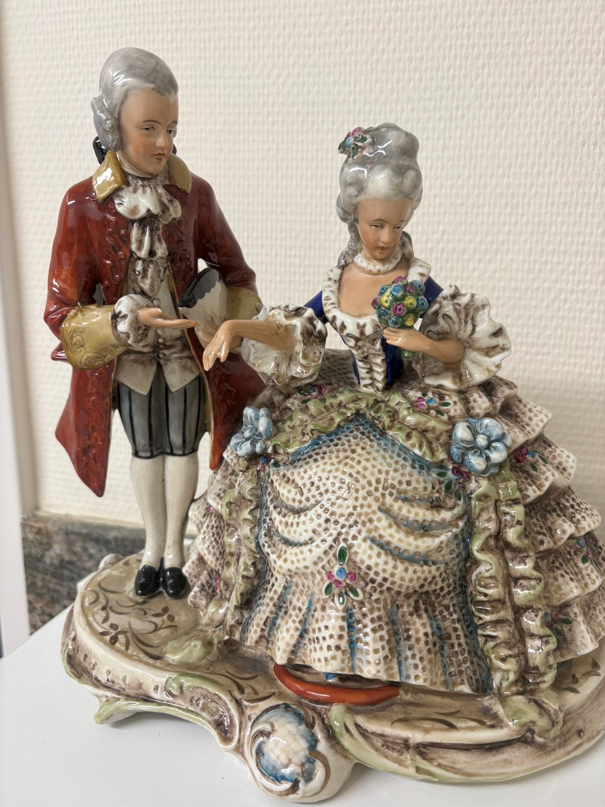 Porselein romantiche koppel, Ophalen