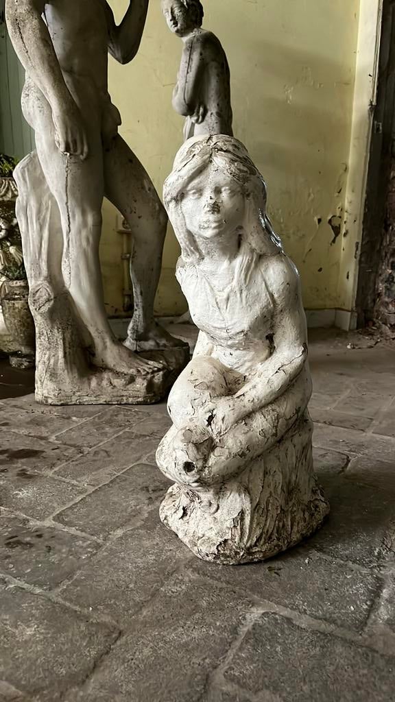 Witte betonnen beeld dame met kruik 50cm groot, Tuin en Terras, Ophalen, Zo goed als nieuw