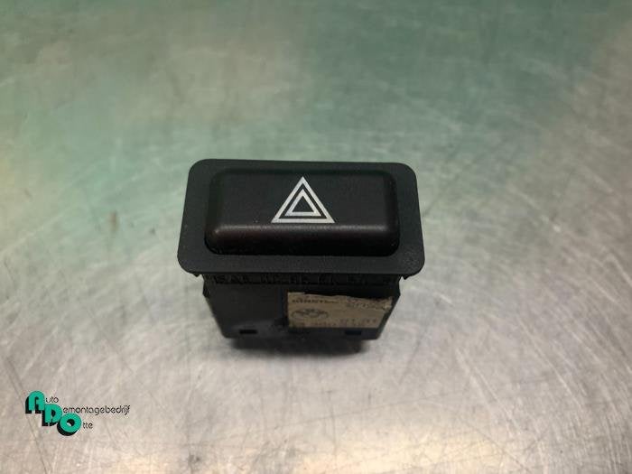 Commutateur éclairage d'urgence d'un BMW 3-Serie (3-Serie 8, -, 3 mois de garantie, Utilisé, -
