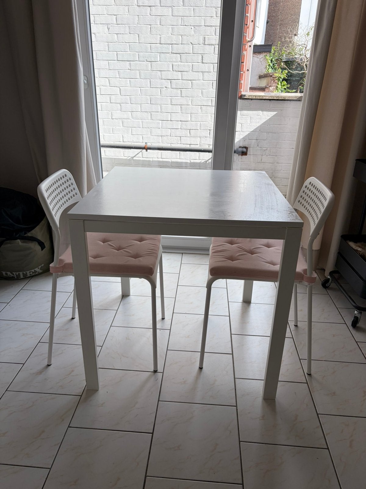 Witte eettafel met 2 stoelen - wit, Huis en Inrichting, Ophalen, 50 tot 100 cm, Vierkant, Tot twee personen