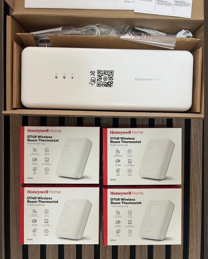 Honeywell Home HCC100 + 4xDT4R, Bricolage & Construction, Thermostats, Enlèvement, Thermostat intelligent, Neuf
