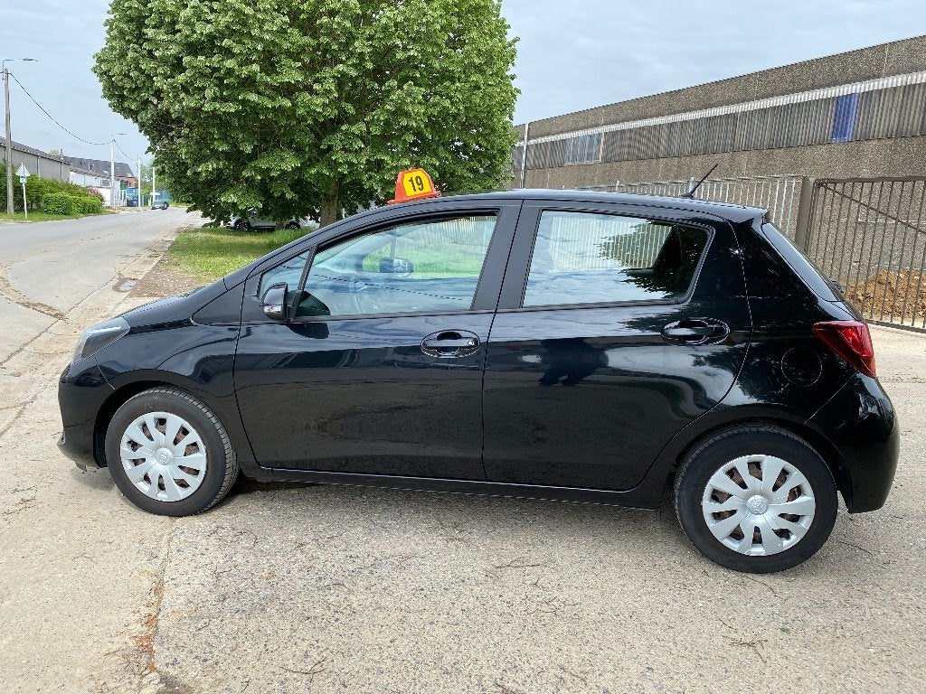 Toyota Yaris 1,5 Hybrid e-CVT Comfort, Auto's, Toyota, Dealer onderhouden, Stof, 4 cilinders, Zwart