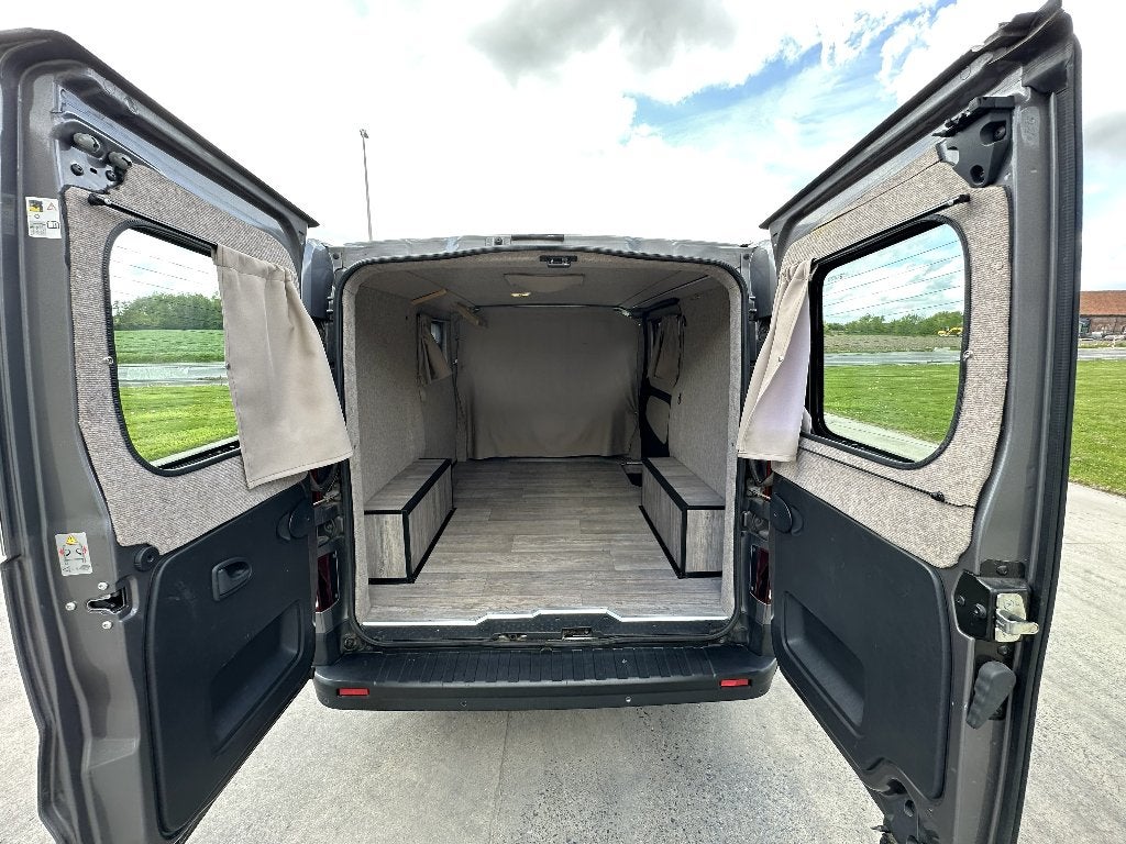 Camper Renault Trafic 2015 ingebouwde ramen GPS Airco, Euro 5, Zwart, Bedrijf, 2 zetels
