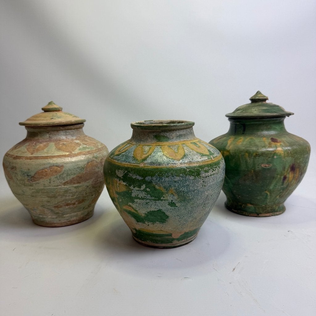 Drie antieke Chinese aardewerken potten met sancai-glazuur, Antiek en Kunst, Antiek | Keramiek en Aardewerk, Ophalen of Verzenden