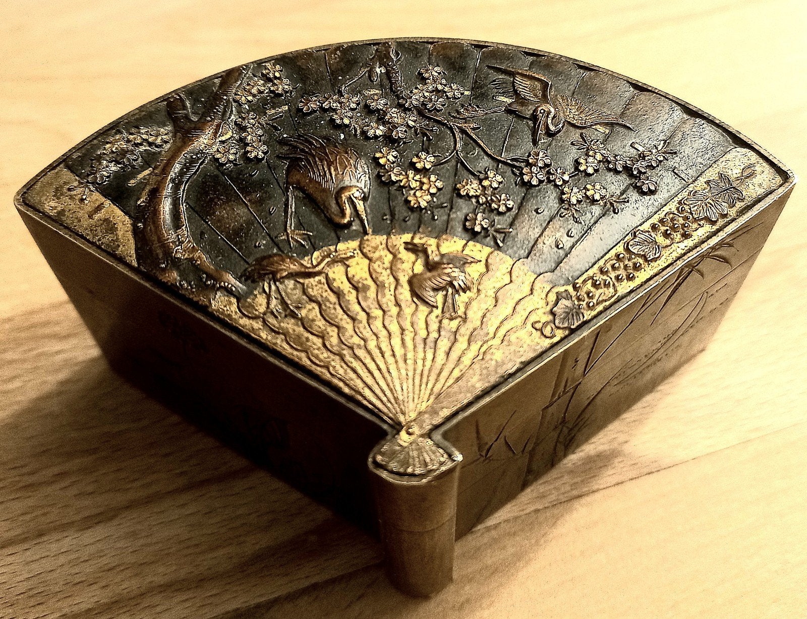 Boîte richement décorée et finement ciselée. Japon, 19e s., Japon, Enlèvement ou Envoi, Boîte