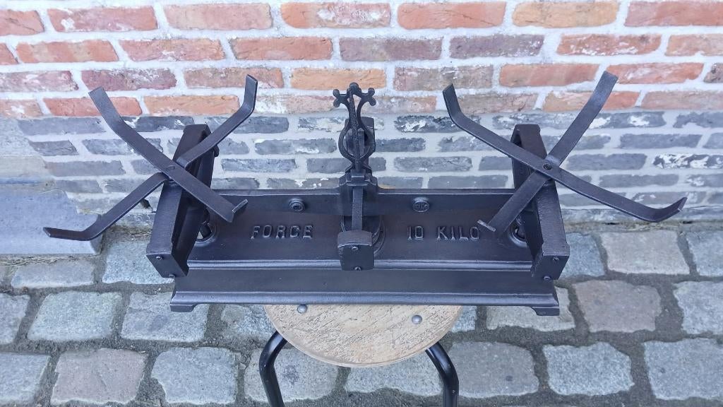 antieke,ijzeren weegschaal Force-10 kg;+ 1 koperen schaal, Antiek en Kunst, Ophalen