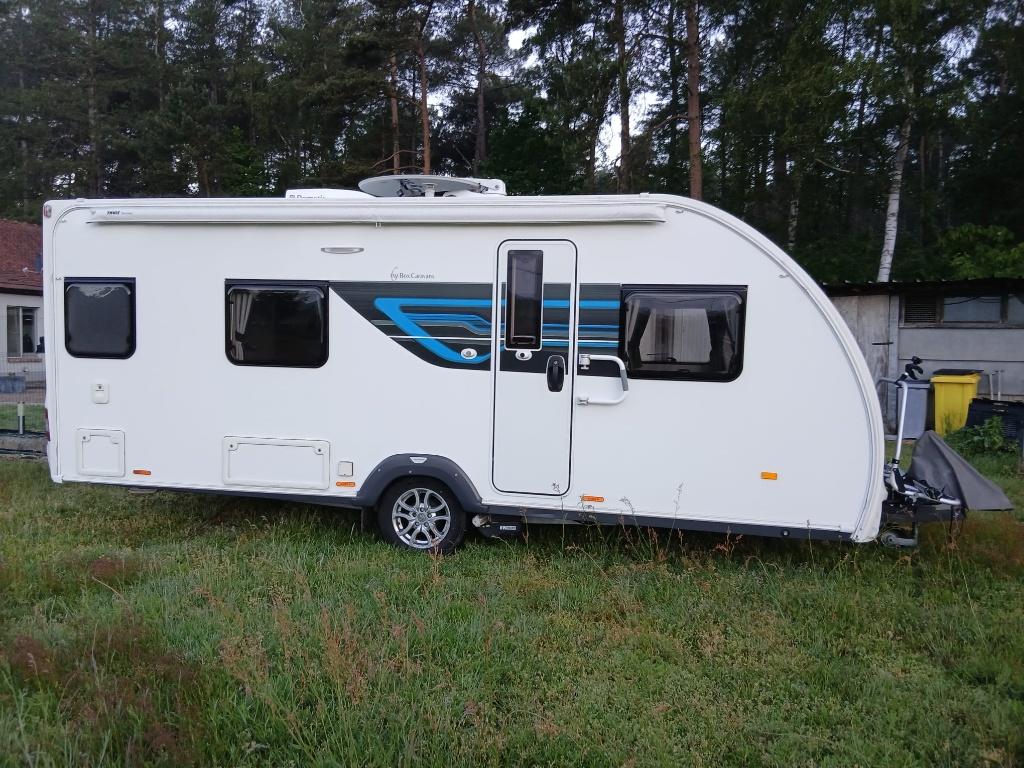 Caravan Swift Mondial 490 SF, Caravans en Kamperen, Caravans, Particulier, tot en met 4, Standaardzit, Swift, 2 aparte bedden