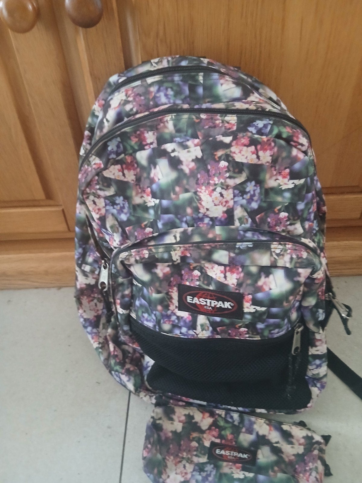 Sacoche Eastpak avec étui à crayons assorti, Enlèvement
