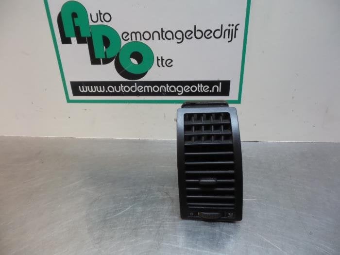 Grille aération tableau de bord d'un Volkswagen Polo (Polo, Volkswagen, -, Utilisé, -