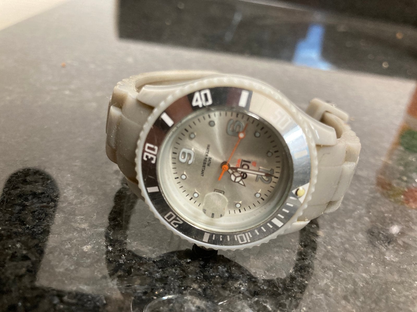 Ice Watch grijs, Bijoux, Sacs & Beauté, Montres | Femmes, Enlèvement, Comme neuf