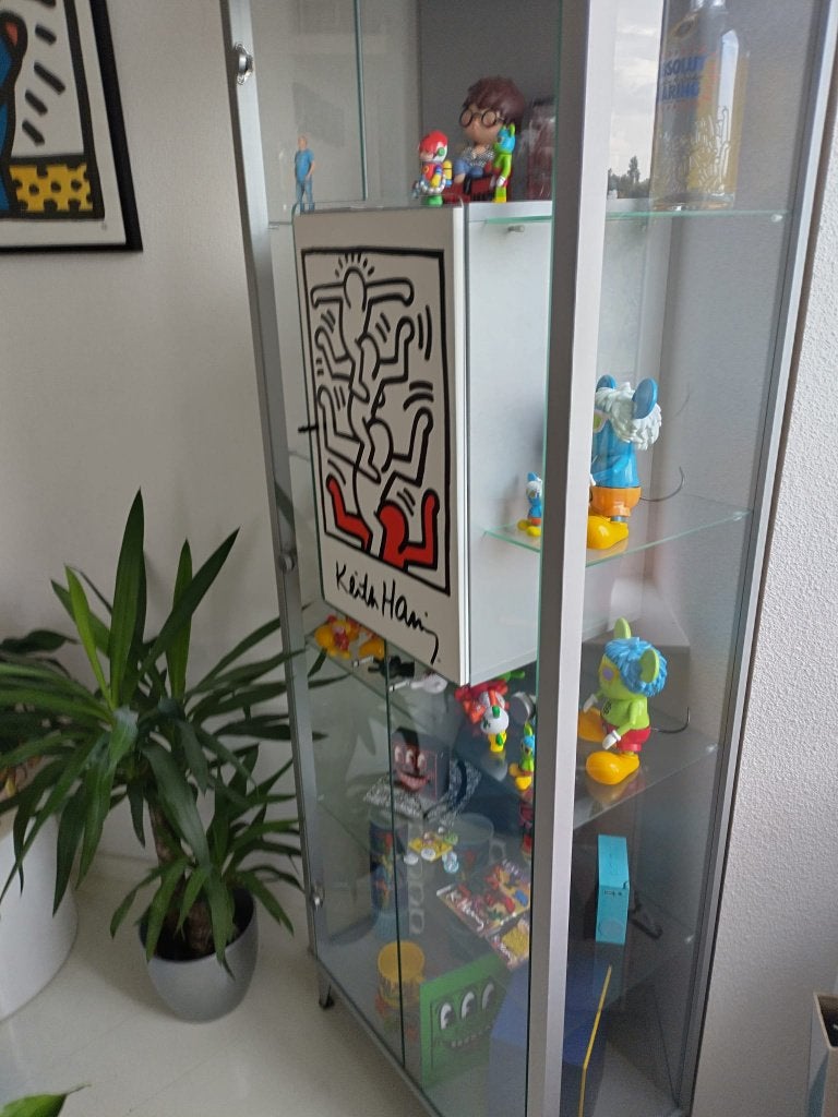 Keith Haring vitrinekast hb-Collection Möbelvertriebs GmbH, Ophalen, Met deur(en), Overige houtsoorten, 50 tot 100 cm