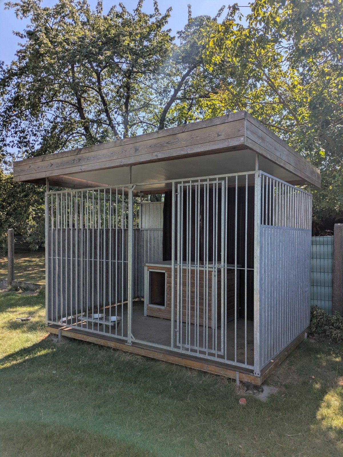 Parc pour chiens avec toit isolé et niche, Animaux & Accessoires, Maisons pour chiens, Enlèvement, Comme neuf, Niche à chien