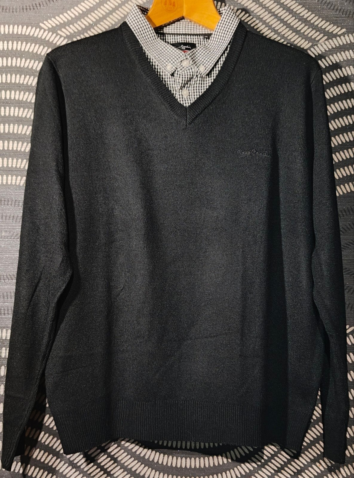 Pull 2 en 1 col V noir avec faux col chemise Pierre Cardin, Enlèvement ou Envoi, Pierre Cardin, Taille 56/58 (XL), Comme neuf