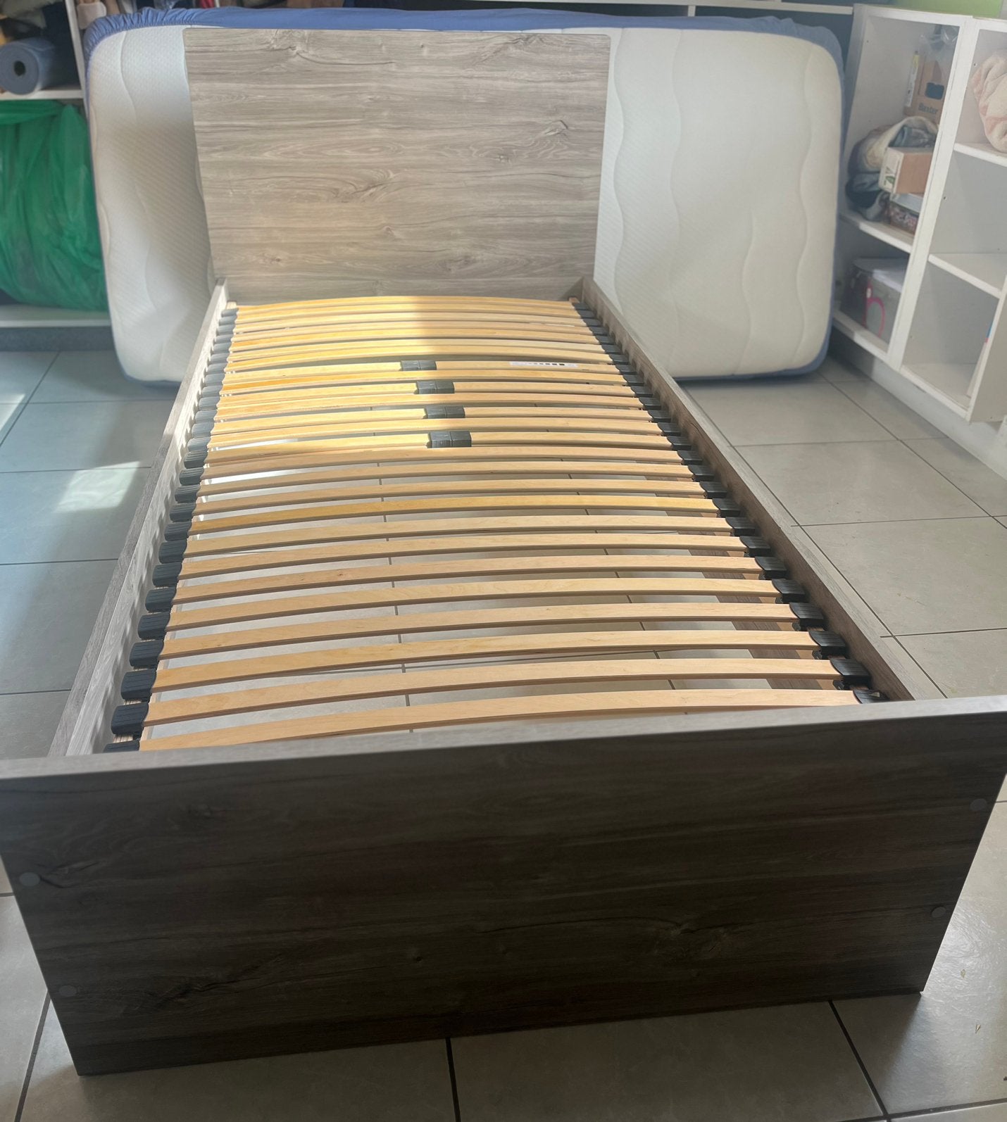 Eenpersoonsbed met lattenbodem en matras Nieuw, Ophalen, Eenpersoons, Nieuw, Grijs