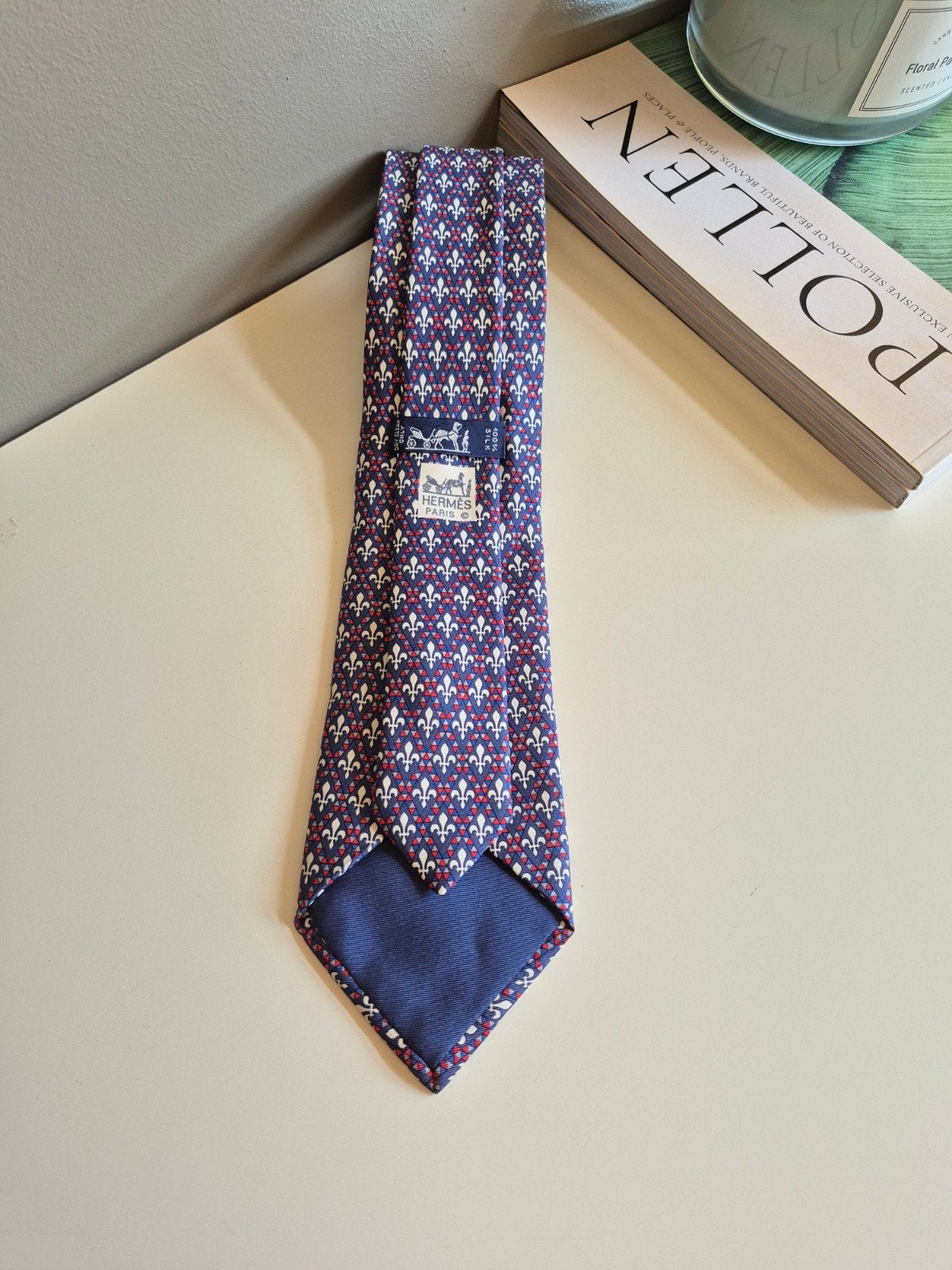 Cravate de luxe en soie Hermès - Modèle 7137 FA, Enlèvement ou Envoi, Bleu