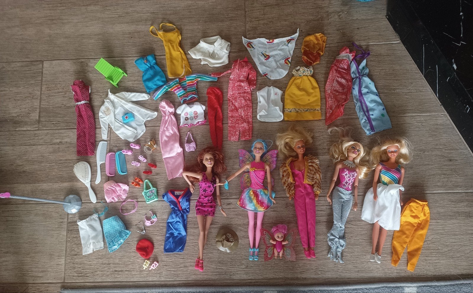 Barbiepoppen met kledij, schoenen, juwelen, micro..., Ophalen