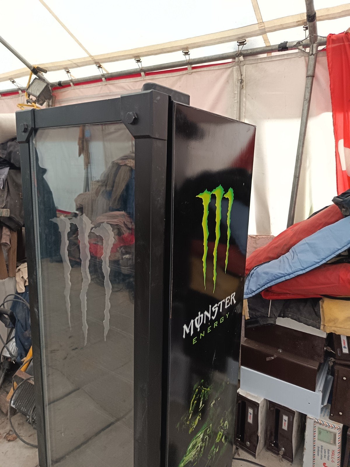 Monster ijskast, Ophalen