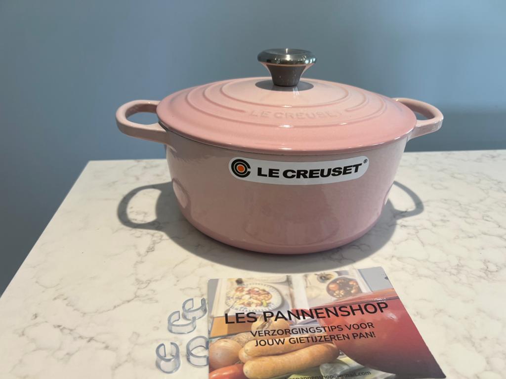 Nieuwe Le Creuset braadpan Shell Pink 24 cm, Gietijzer, Nieuw, Ophalen of Verzenden, Keramische plaat