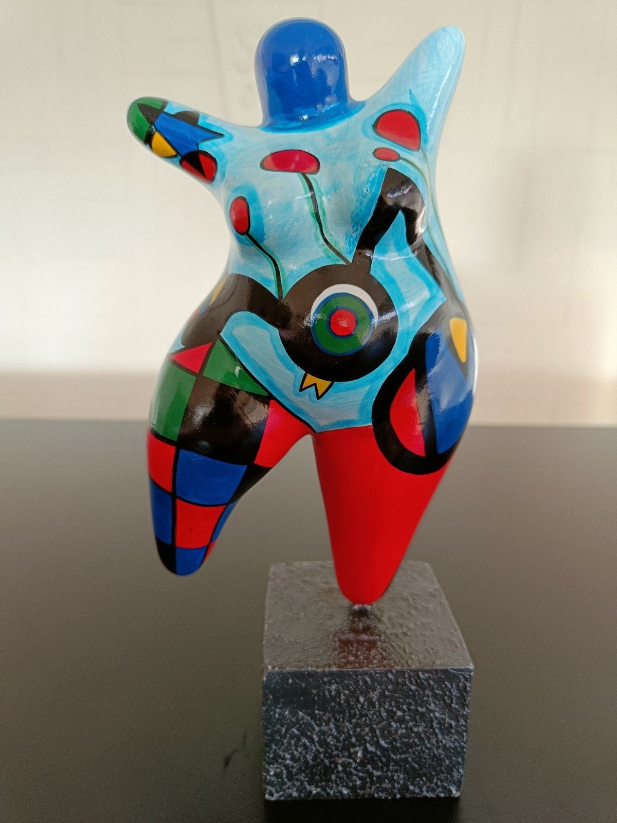 Vrouwen beeldje op sokkel - modern abstract., Antiquités & Art, Sculpture, Enlèvement ou Envoi, Plastique, Multicolore