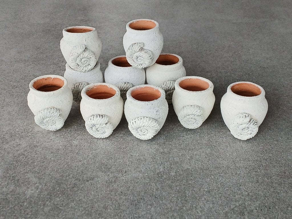 Zandwit geschilderde terracotta kruikjes/potjes met schelpje, Rond, Ophalen of Verzenden, Terracotta, Binnen