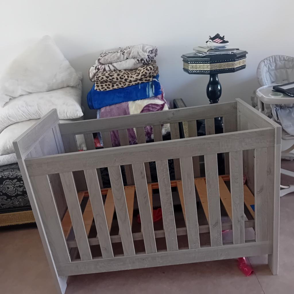 Lit bébé avec matelas en parfait état, Antiquités & Art, Enlèvement