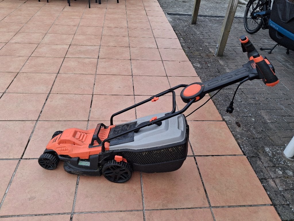 Machine à gazon Black and Decker 1400 W, Jardin & Terrasse, Tondeuses à gazon, Tondeuse rotative, 30 à 39 cm, Enlèvement, Utilisé