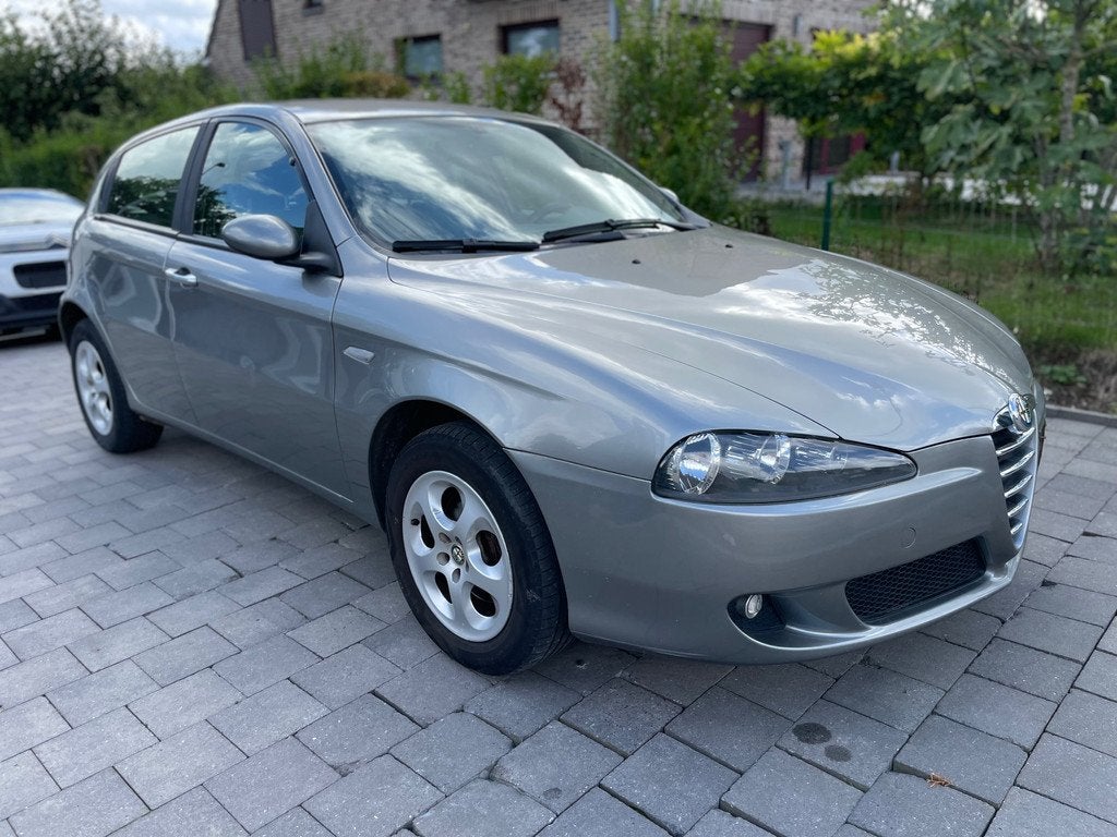 Alfa Romeo 147 147 1.6i 16V BOXER 5-D AIRCO 89804KM 3950€, Stof, Gebruikt, Zwart, Overige kleuren
