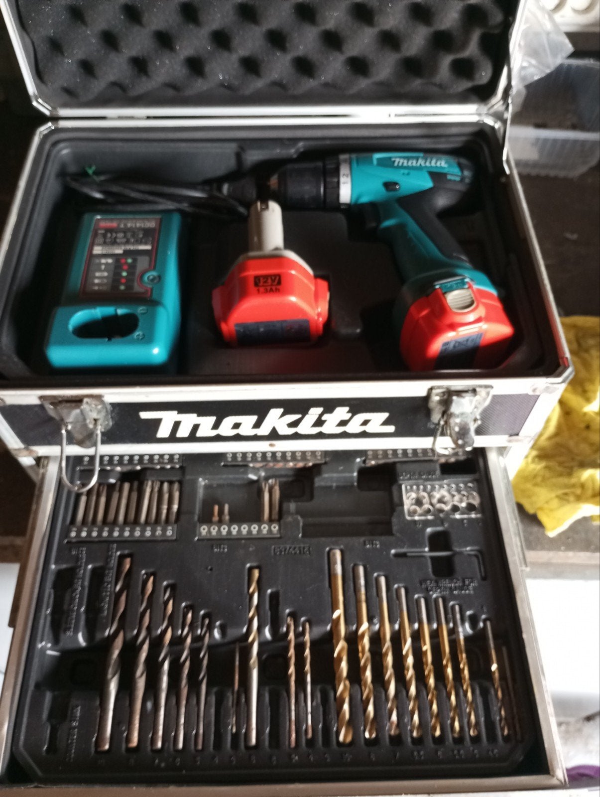Schroef/boormachine Makita + boren en bits en opbergkoffer, Ophalen, Boormachine