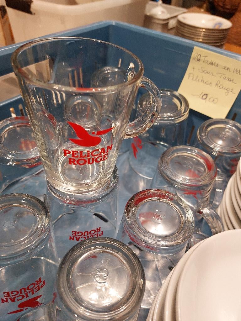 20 Mugs en verre + sous-tasses Pelikan rouge, Ophalen, Nieuw, Glas, Overige stijlen