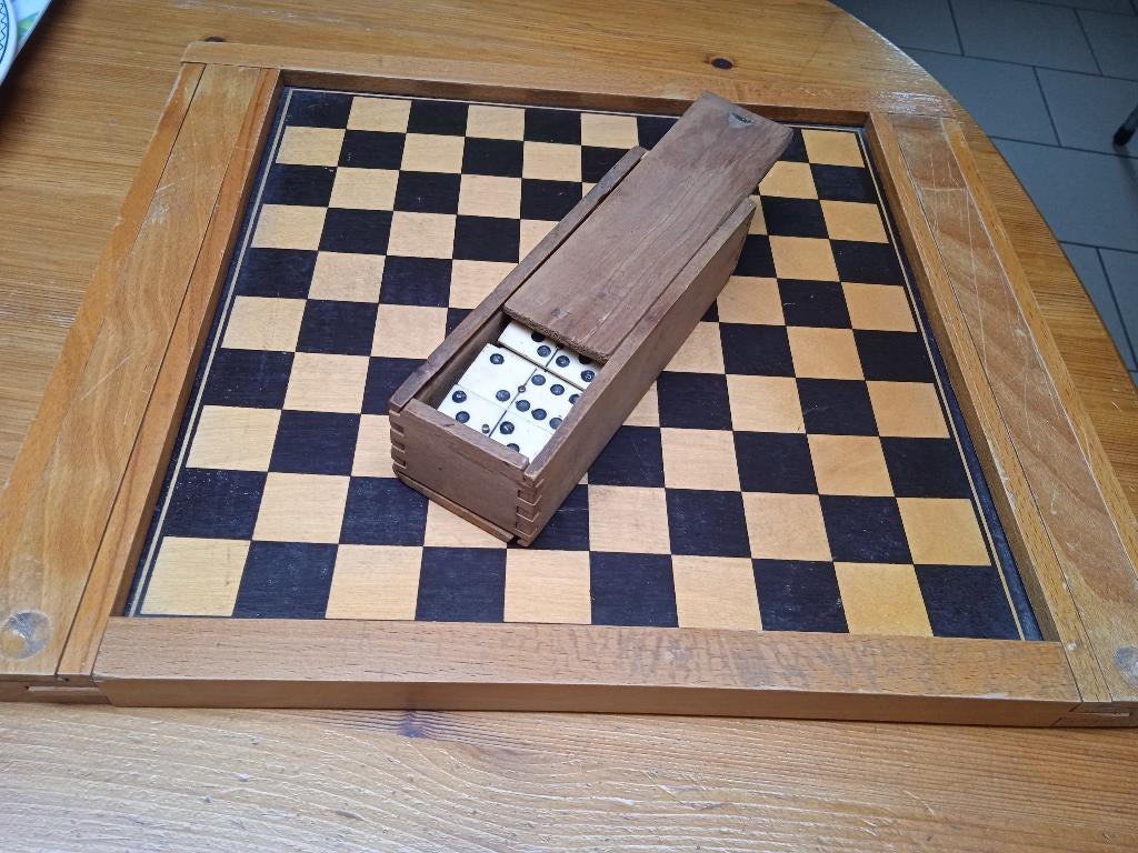 Lot de deux anciens jeux en bois (Echiquier et Dominos), Antiquités & Art, Enlèvement