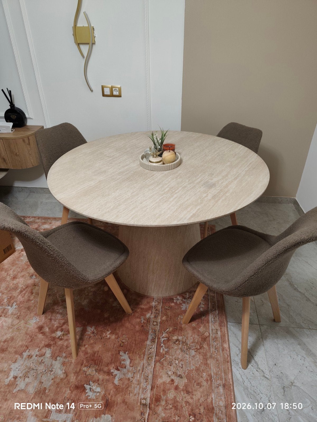 mooie design tafel in Beige met 4 stoelen in Taupe, Huis en Inrichting, Ophalen, 50 tot 100 cm, 100 tot 150 cm, Design