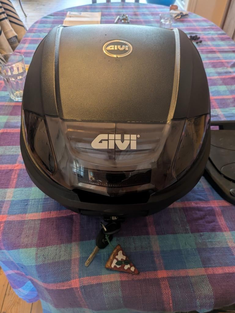 Top case GIVI avec platine et visserie complète, Motos, Accessoires | Valises & Sacs, Enlèvement