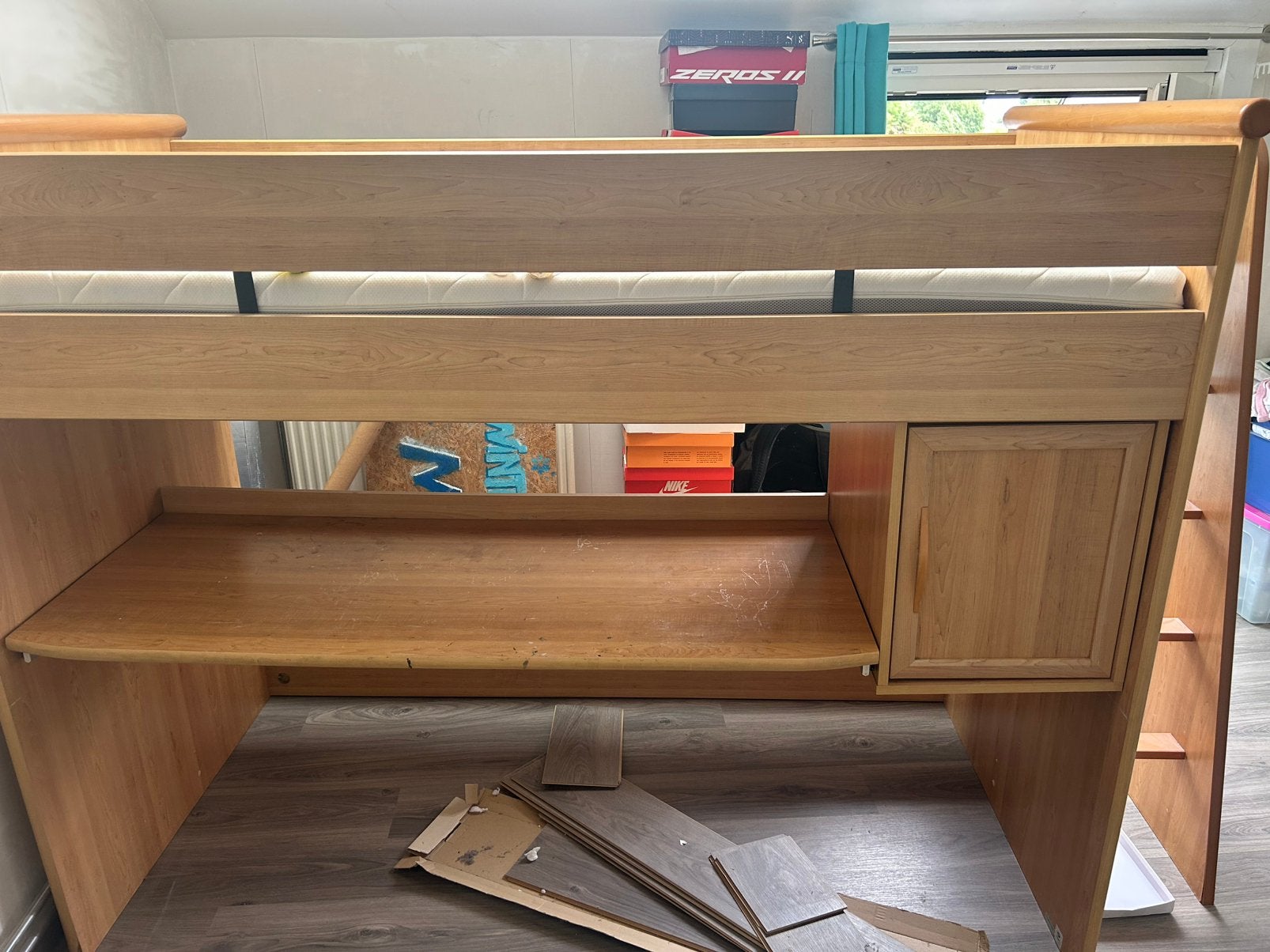 Hoog bed met bureau en klein kastje in, Huis en Inrichting, Slaapkamer | Bedden, Ophalen, Eenpersoons, Beige, Zo goed als nieuw