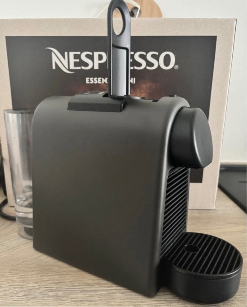Nespresso essenza mini d30 matte, Elektronische apparatuur, Ophalen of Verzenden, Gebruikt, Espresso apparaat, Koffiepads en cups