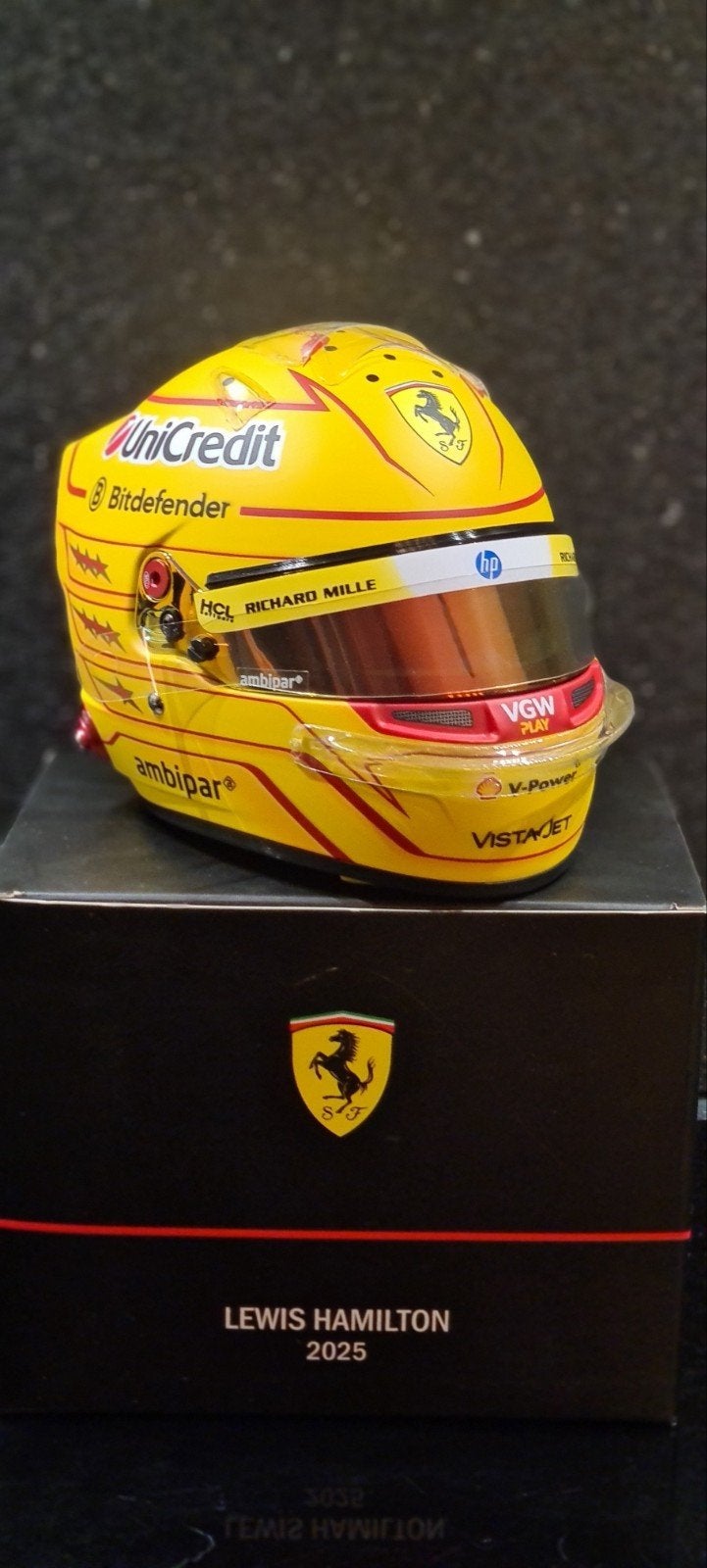 Lewis Hamilton Ferrari helmet 2025 1:2, Verzamelen, Ophalen of Verzenden, Zo goed als nieuw, Formule 1