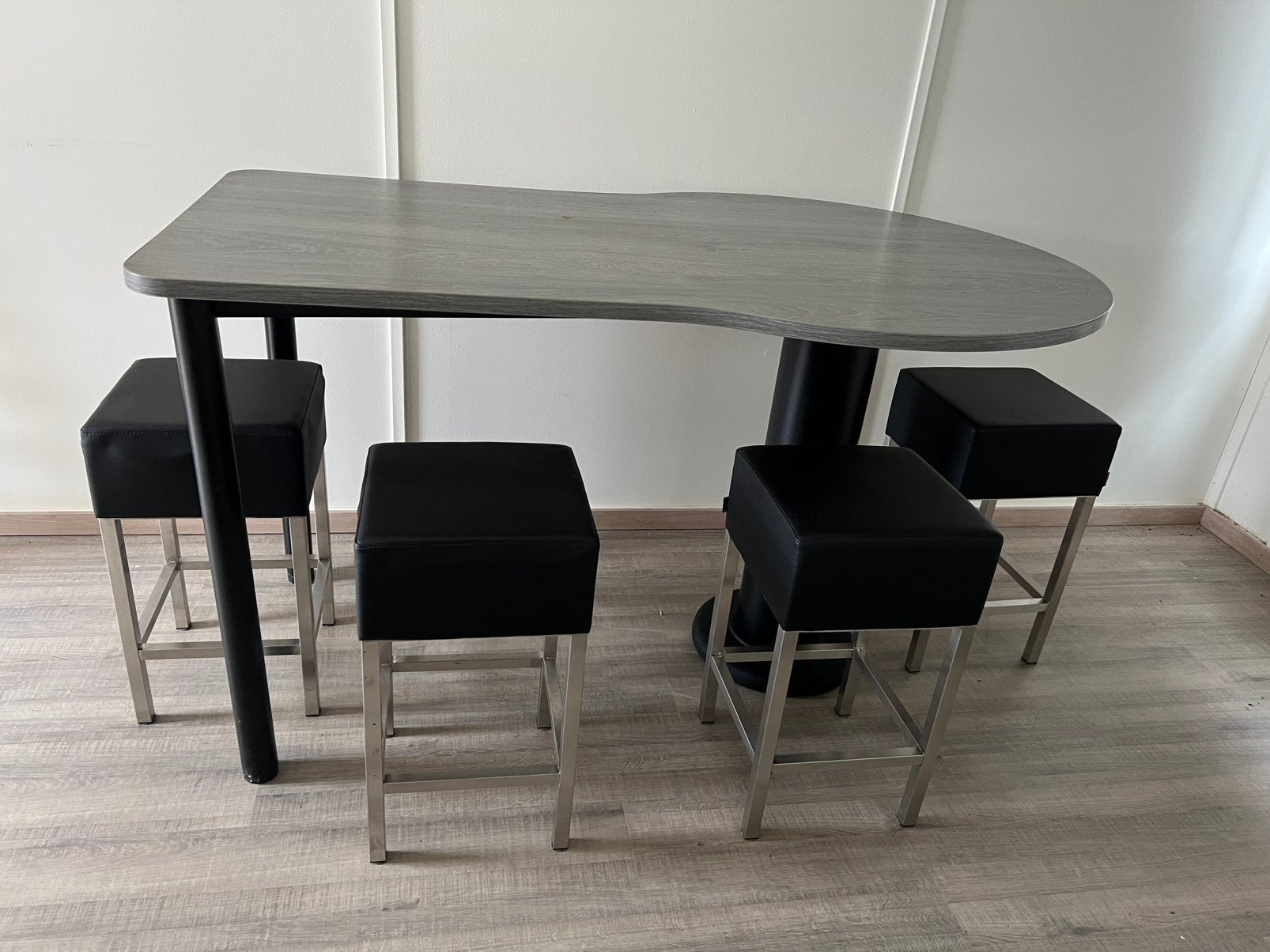 Hoge tafel met 4 nieuwe krukken, Ophalen, Zo goed als nieuw