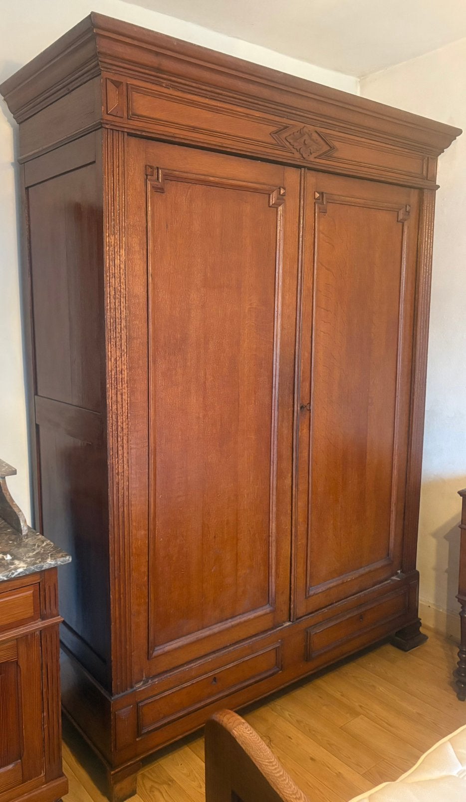 Grande armoire ancienne Louis-Philippe en bois massif, Ophalen