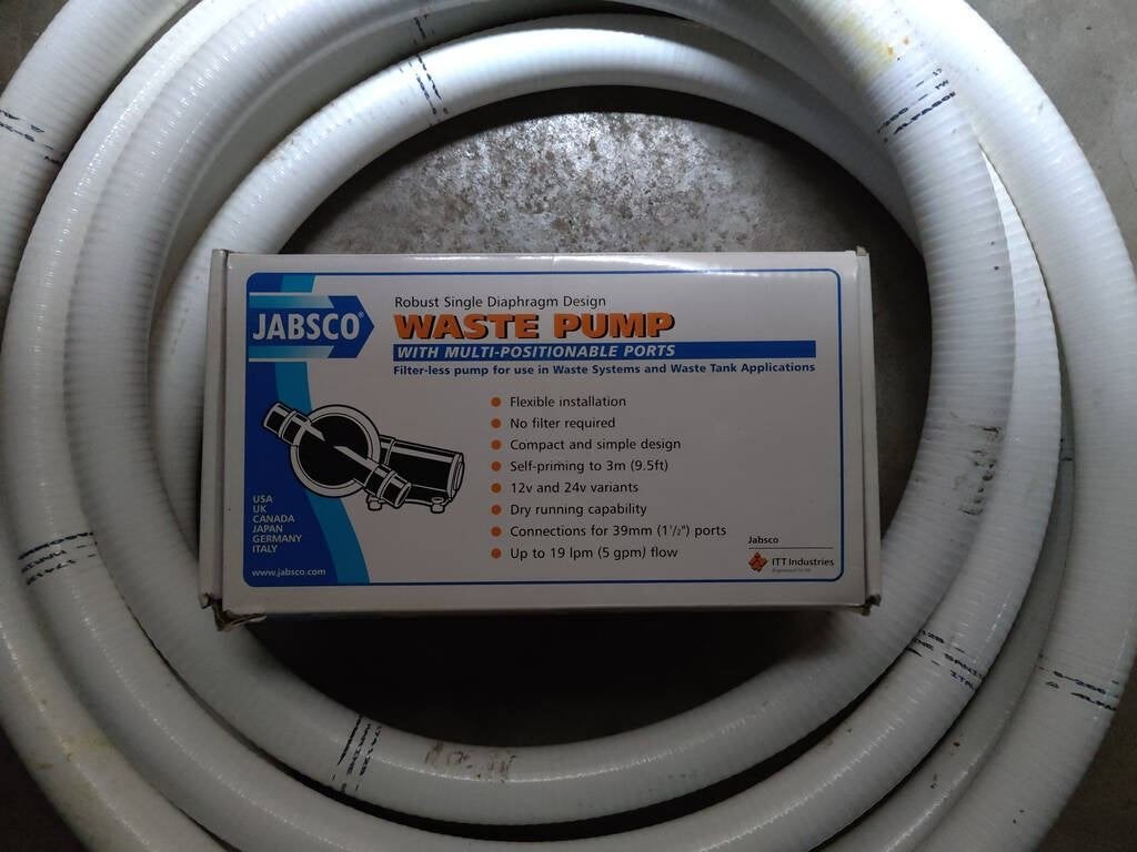 Pompe à eaux usées Jabsco avec tuyau PVC, Enlèvement, Neuf