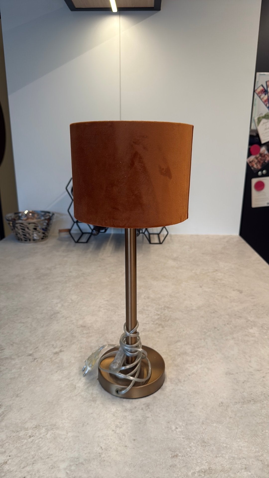 Moderne tafellamp met fluwelen kap, Huis en Inrichting, Lampen | Tafellampen, Oranje, Ophalen, Zo goed als nieuw, Nachtlamp