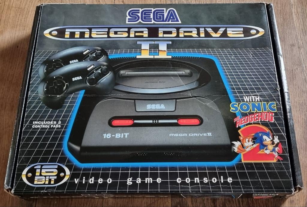 Sega mega drive II  + doos + 3 spelletjes, Games en Spelcomputers, Spelcomputers | Sega, Gebruikt, Mega Drive, Met 2 controllers