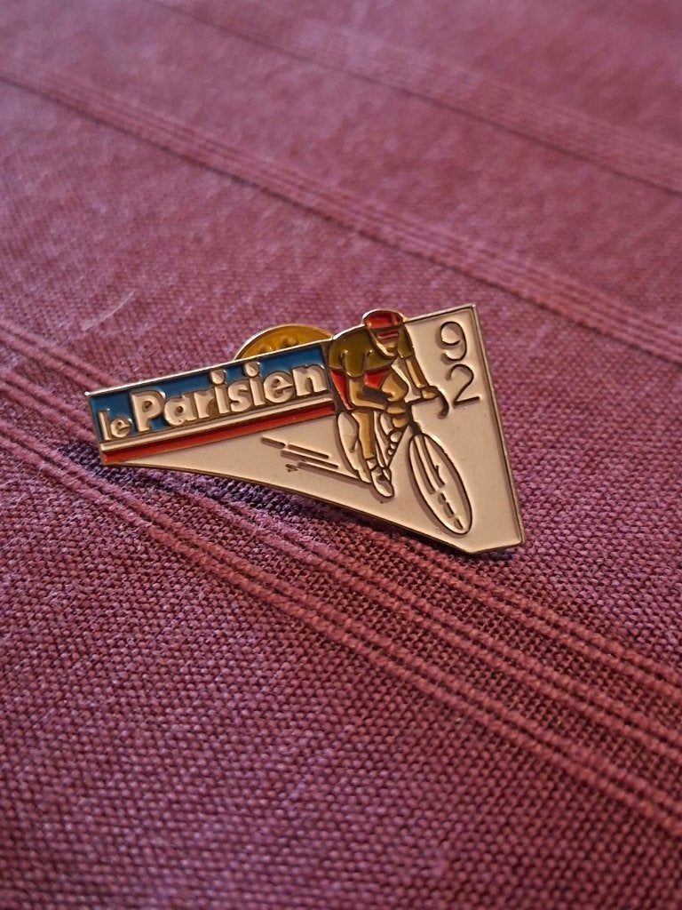 Vintage wielerpin / Le Parisien / Tour de France 1992, Ophalen of Verzenden, Gebruikt, Sport, Speldje of Pin