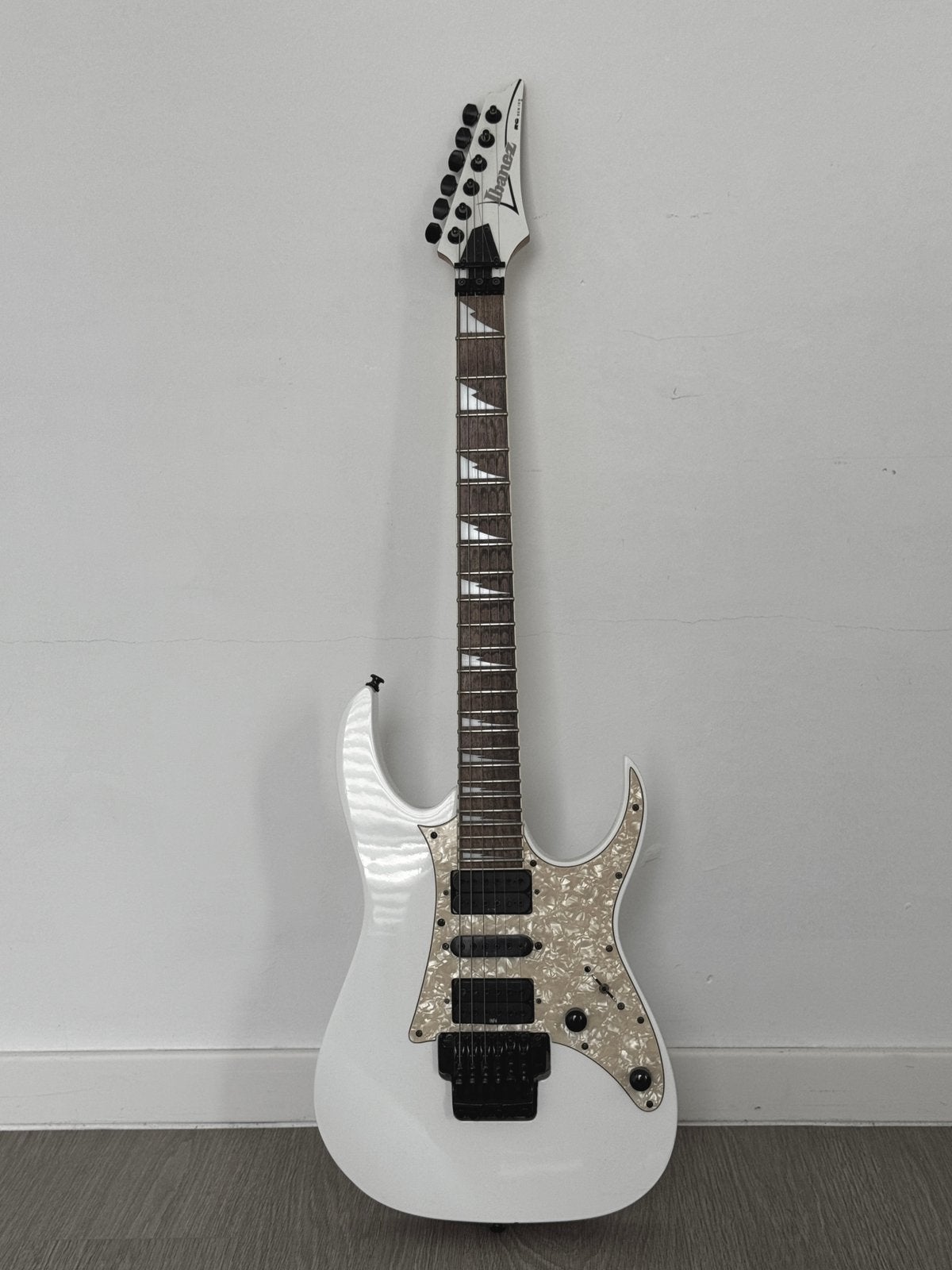 Ibanez RG350 – Witte Elektrische Gitaar – HSH – 24 Frets, Muziek en Instrumenten, Ophalen, Zo goed als nieuw, Ibanez