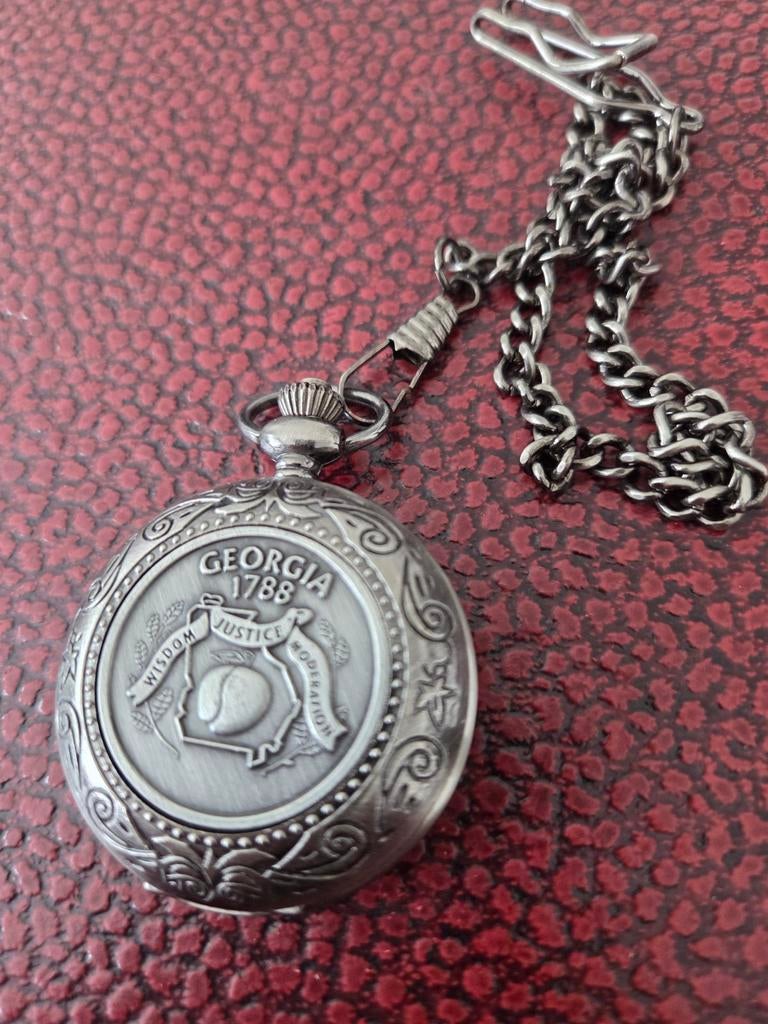 Cette montre de poche représente le sceau de l'État de Géorg