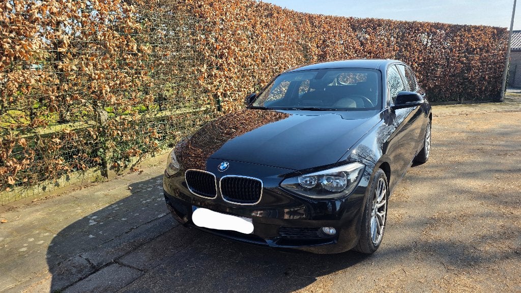 Bmw 114i benzine 105.000 km 11/2014, Auto's, Zwart, Zwart, Handgeschakeld, 5 deurs