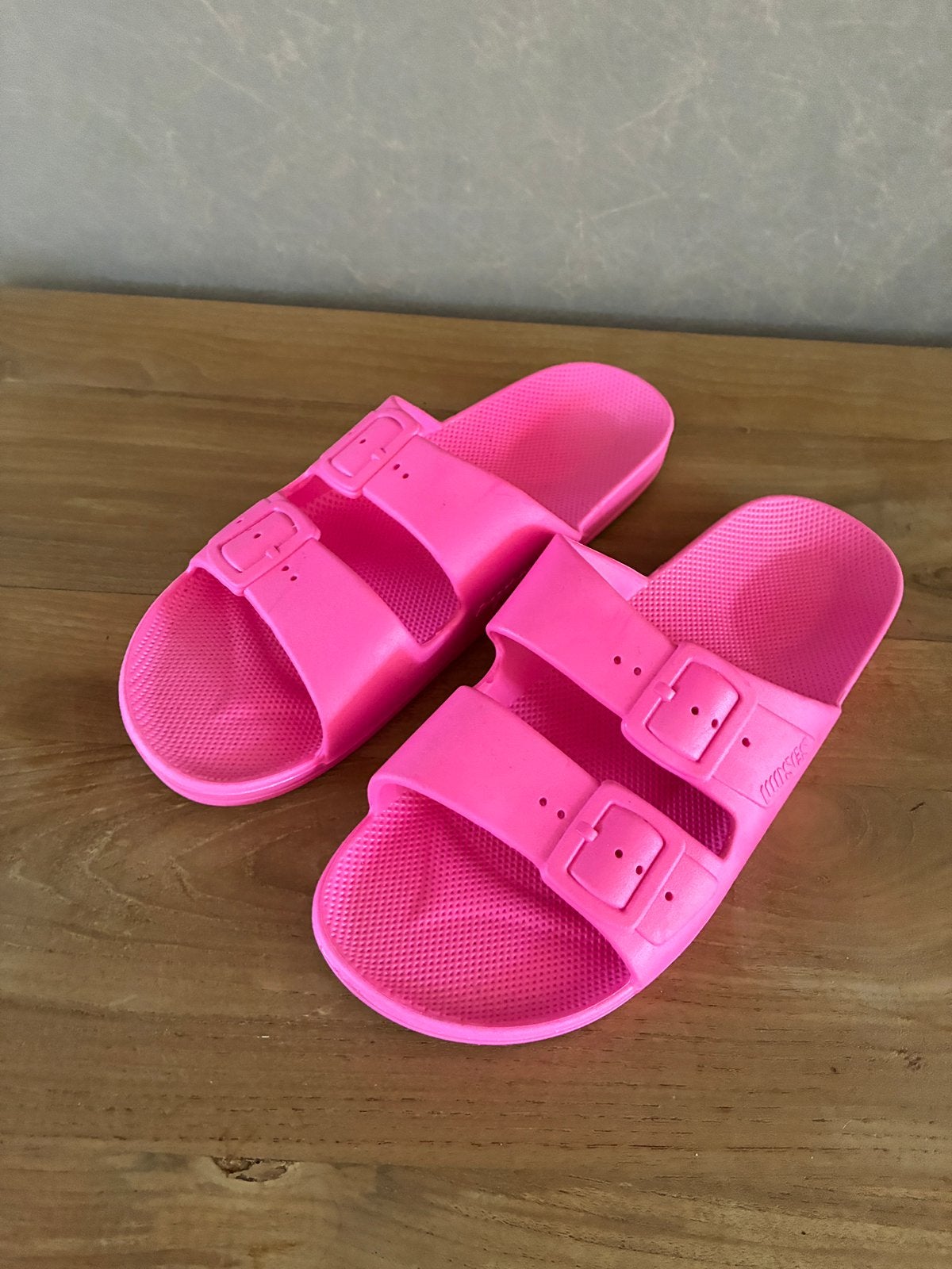 Chaussons New Freedom Moses taille 39/40, Neuf, Enlèvement ou Envoi, Rose, Sandales de bain