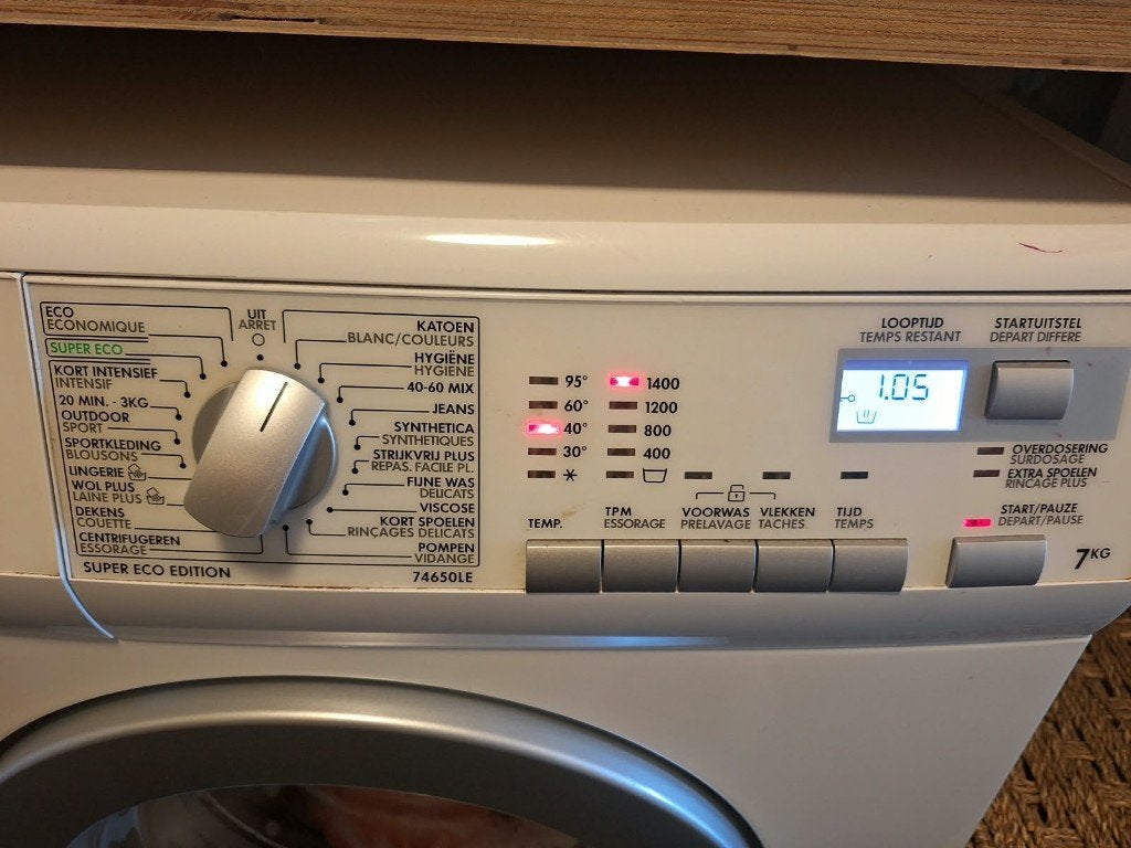 AEG LAVAMAT 74650 LE, 1200 à 1600 tours, 6 à 8 kg, Programme lavage à la main, Chargeur frontal
