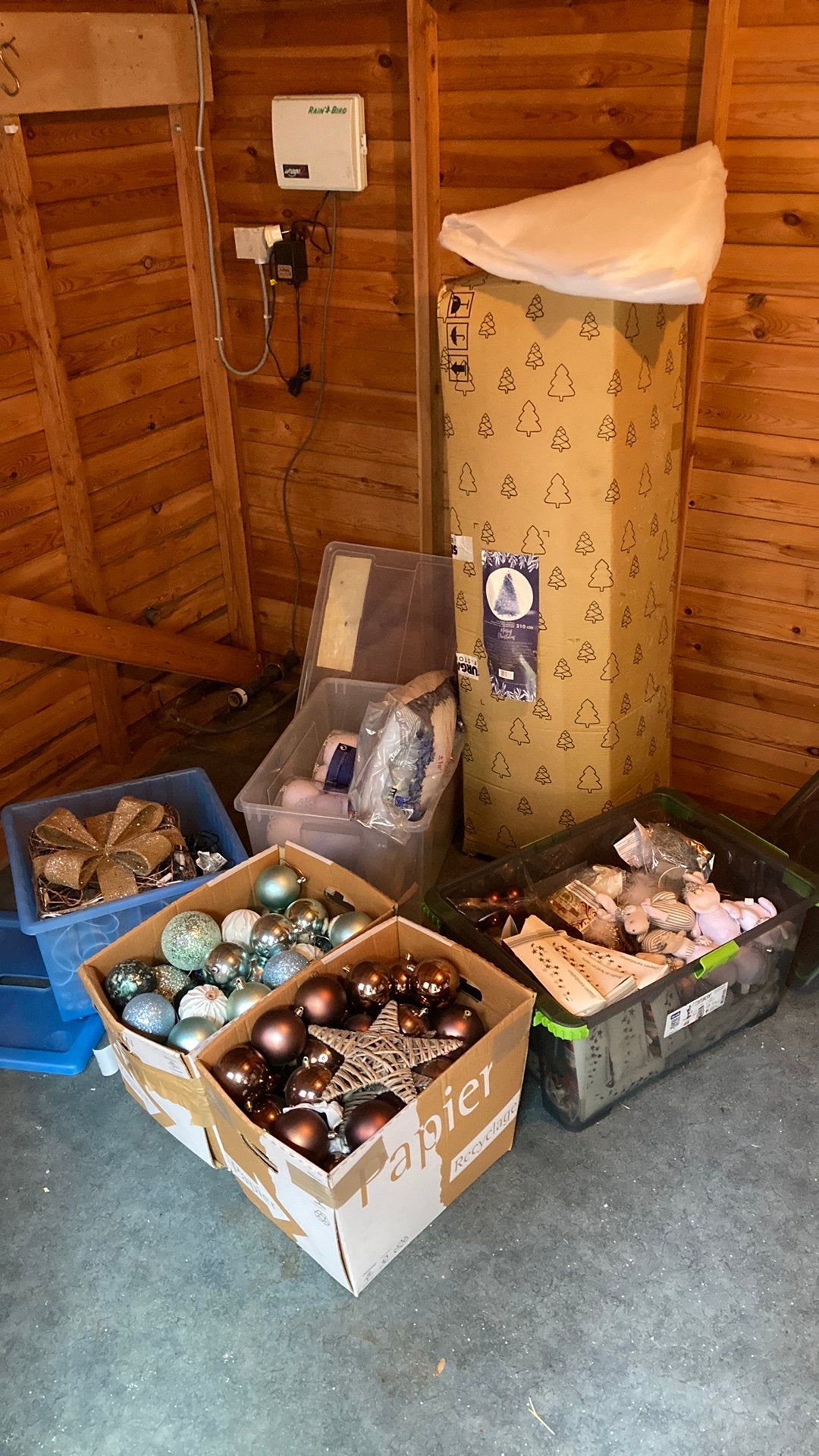 Grote kerstset: Kunstkerstboom 210 cm + bald & opbergboxen!, Diversen, Ophalen